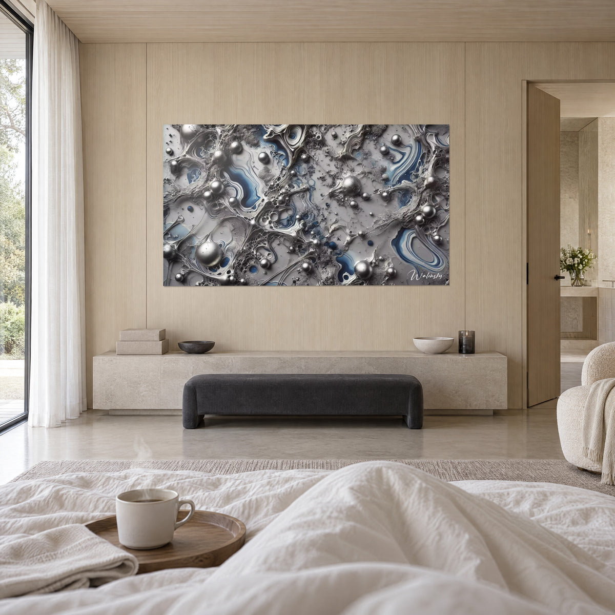 Schilderij met vloeibaar kwik, zilveren kralen en koningsblauwe golven op lichtgrijs, boven een bed in een heldere slaapkamer
