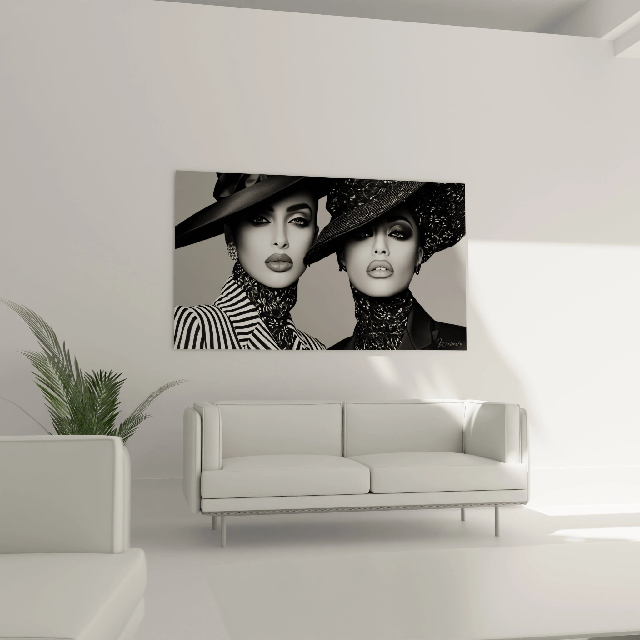 Tableau parisien noir et blanc représentant deux modèles élégants avec des chapeaux dans un intérieur moderne