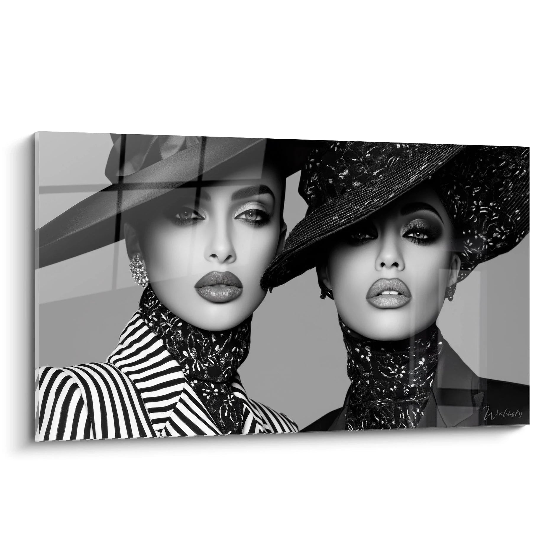 Tableau parisien noir et blanc de deux femmes élégantes portant des chapeaux raffinés