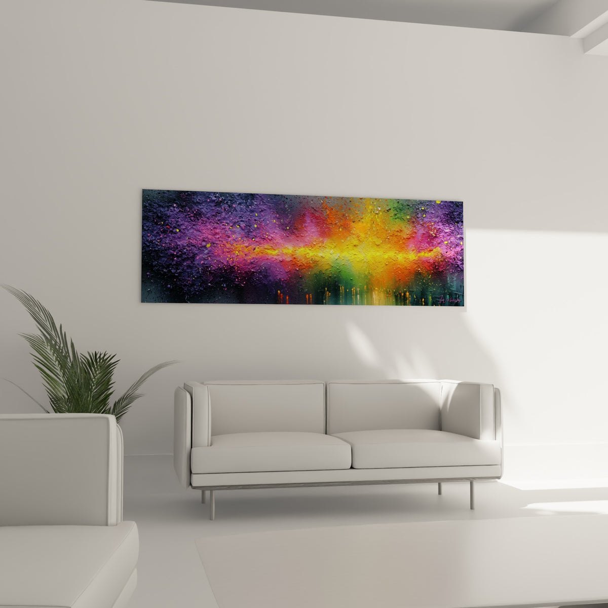 Bande incandescente jaune et orange sur fond sombre violet, tableau style Peinture abstrait au-dessus d'un canapé dans un salon lumineux