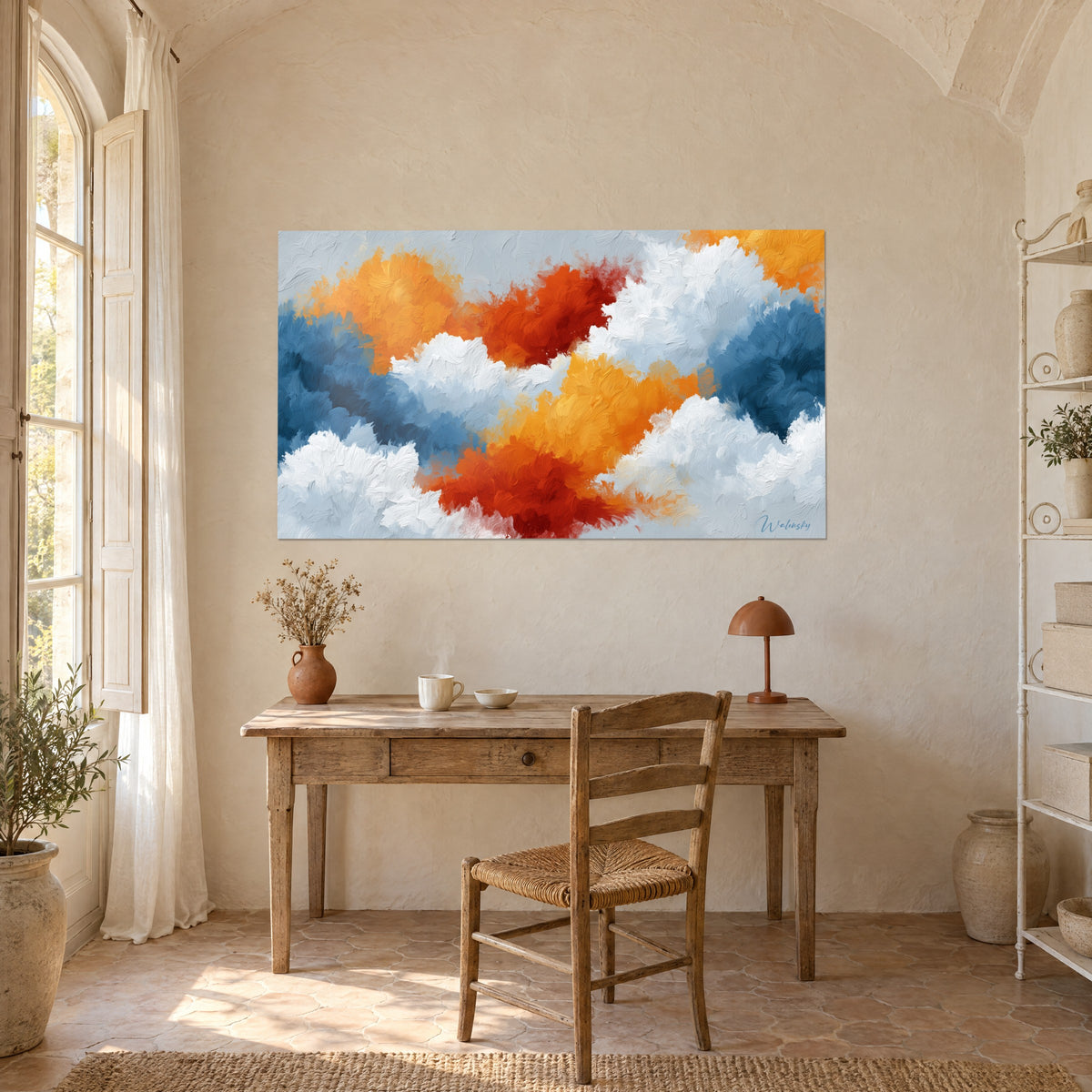 Tableau peinture abstraite aux coups de pinceau rouge cuivré et bleu marine, au mur d'un bureau en bois clair avec chaise paillée