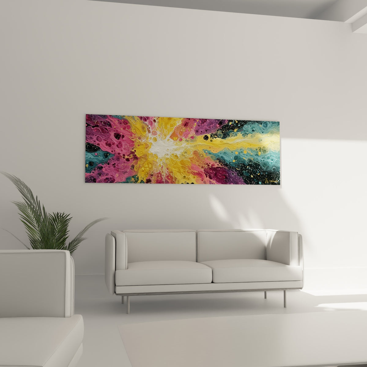 Cellules colorées jaune et anthracite du tableau style Peinture abstrait au-dessus d'un canapé dans un salon lumineux
