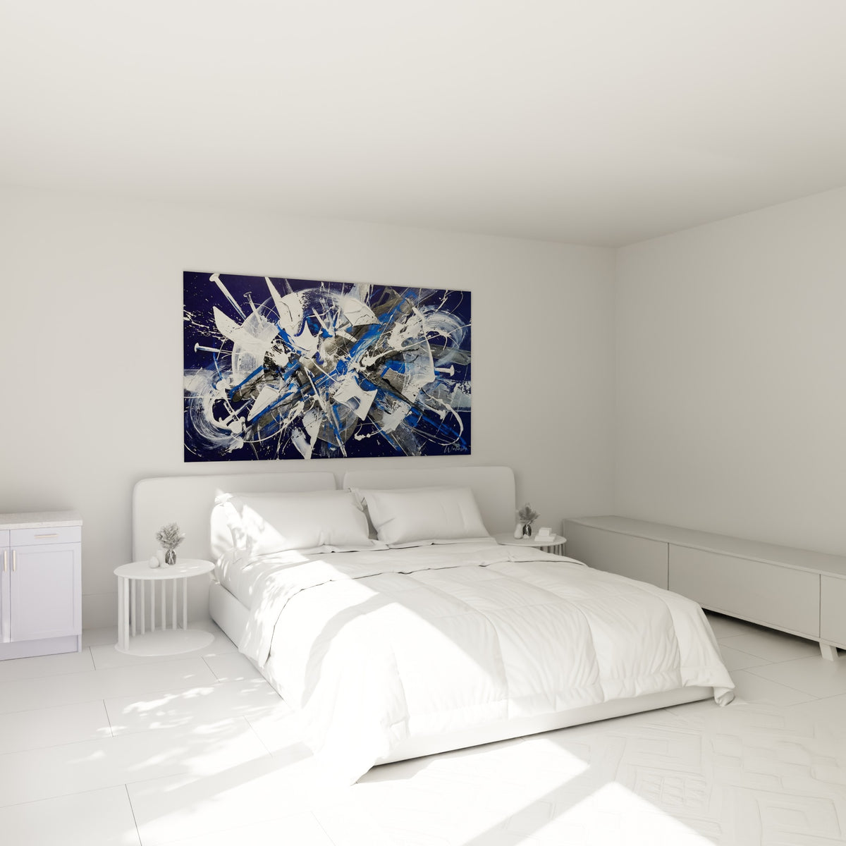 Composition abstraite blanche et bleue texturée accrochée au-dessus d'un lit dans une chambre claire