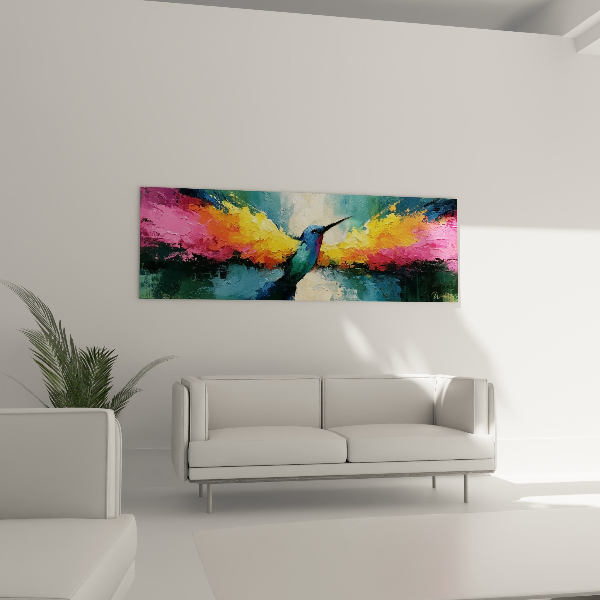 Oiseau bleu pétrole entouré de teintes fuchsia et safran, œuvre au-dessus d'un canapé dans un salon lumineux