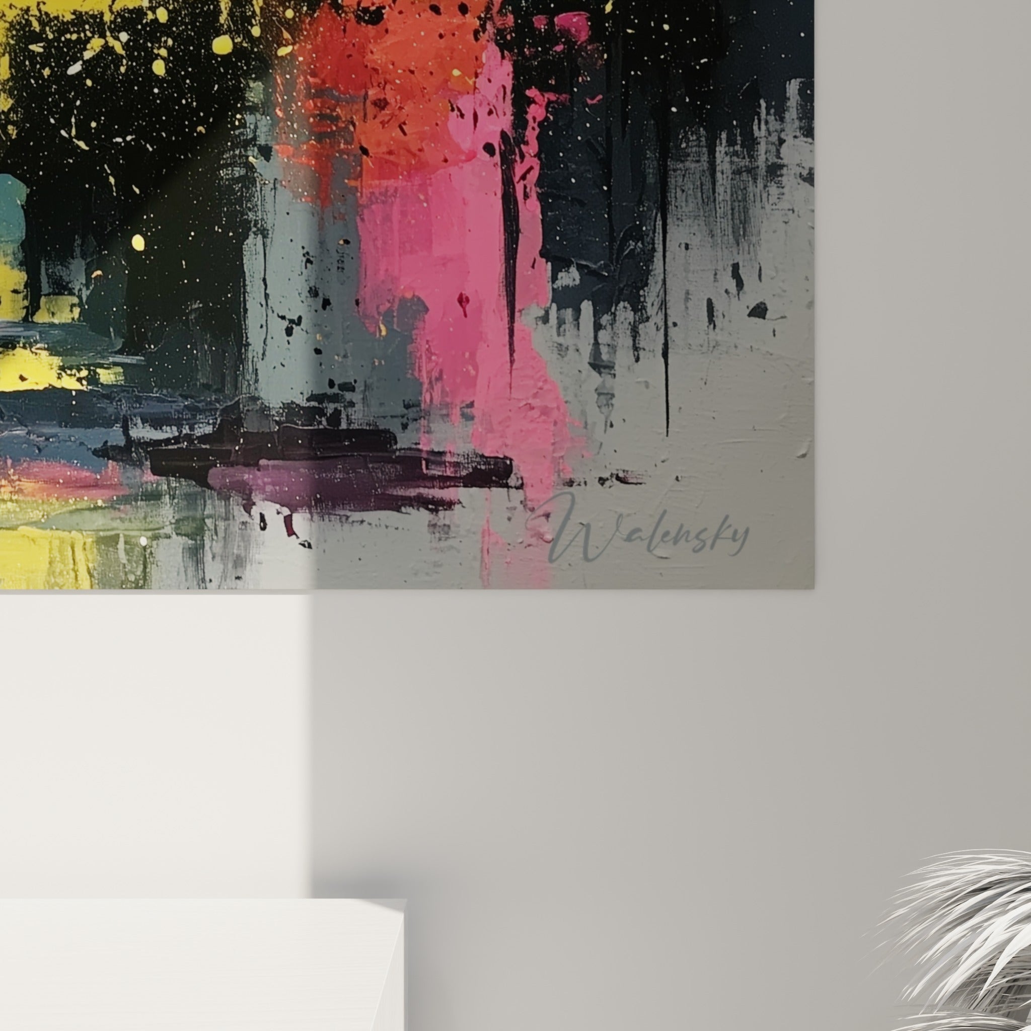 Empâtements et coulures noires entre le rose vif et le jaune doré, matière épaisse du style Peinture abstrait