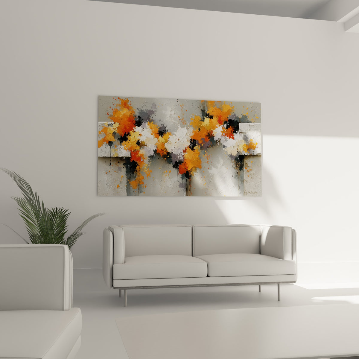 Coulures noires et éclats orangés du style Peinture abstrait au-dessus d'un canapé dans un salon lumineux