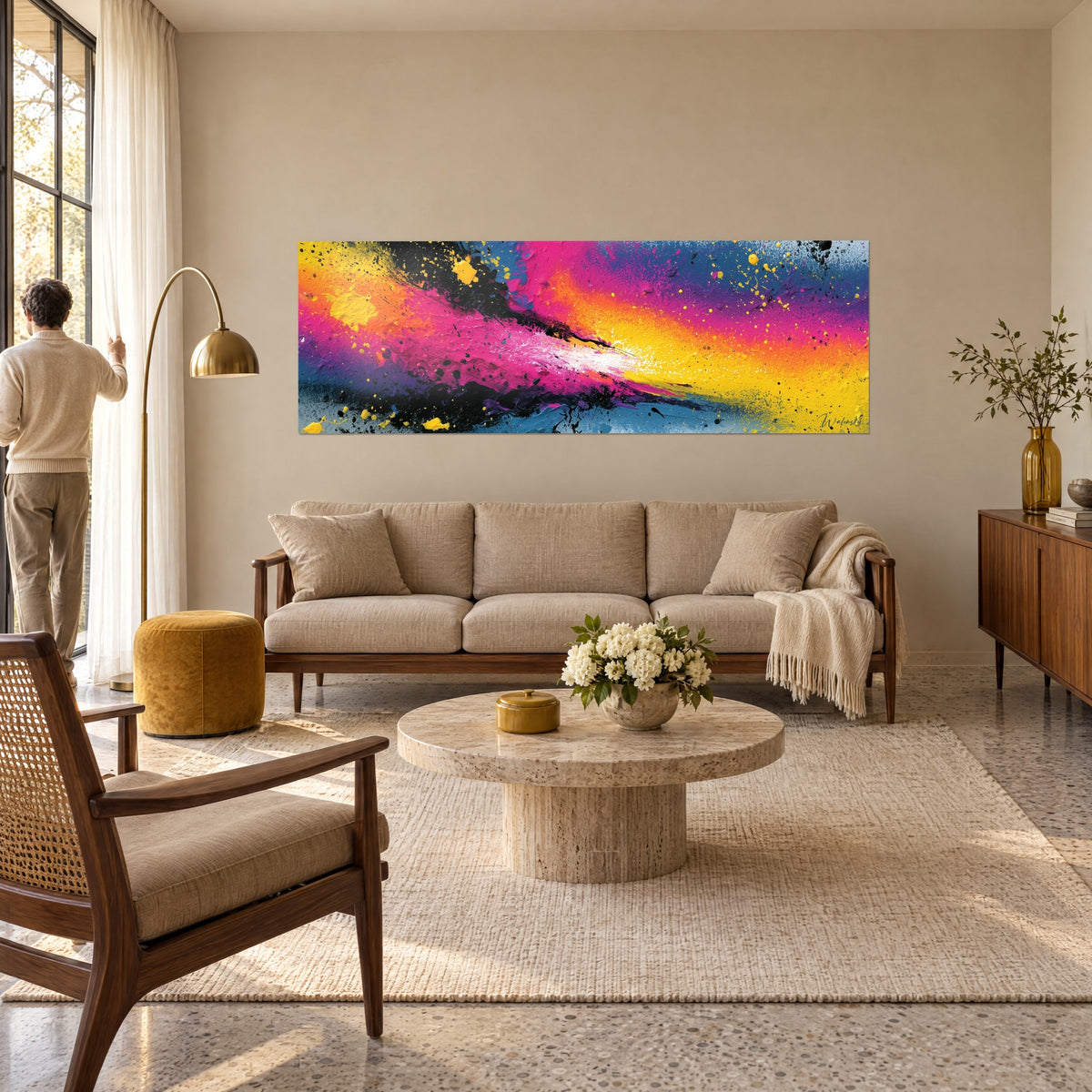 Schilderij verfspatten in magenta en geel diagonaal, zwarte en staalblauwe fragmenten, boven een bank in een lichte woonkamer