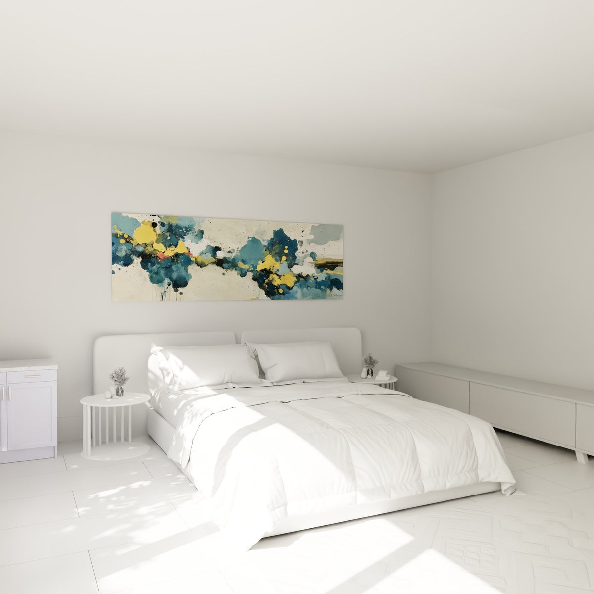 Éclaboussures bleu marine et dorées de ce tableau abstrait au-dessus d'un lit dans une chambre claire