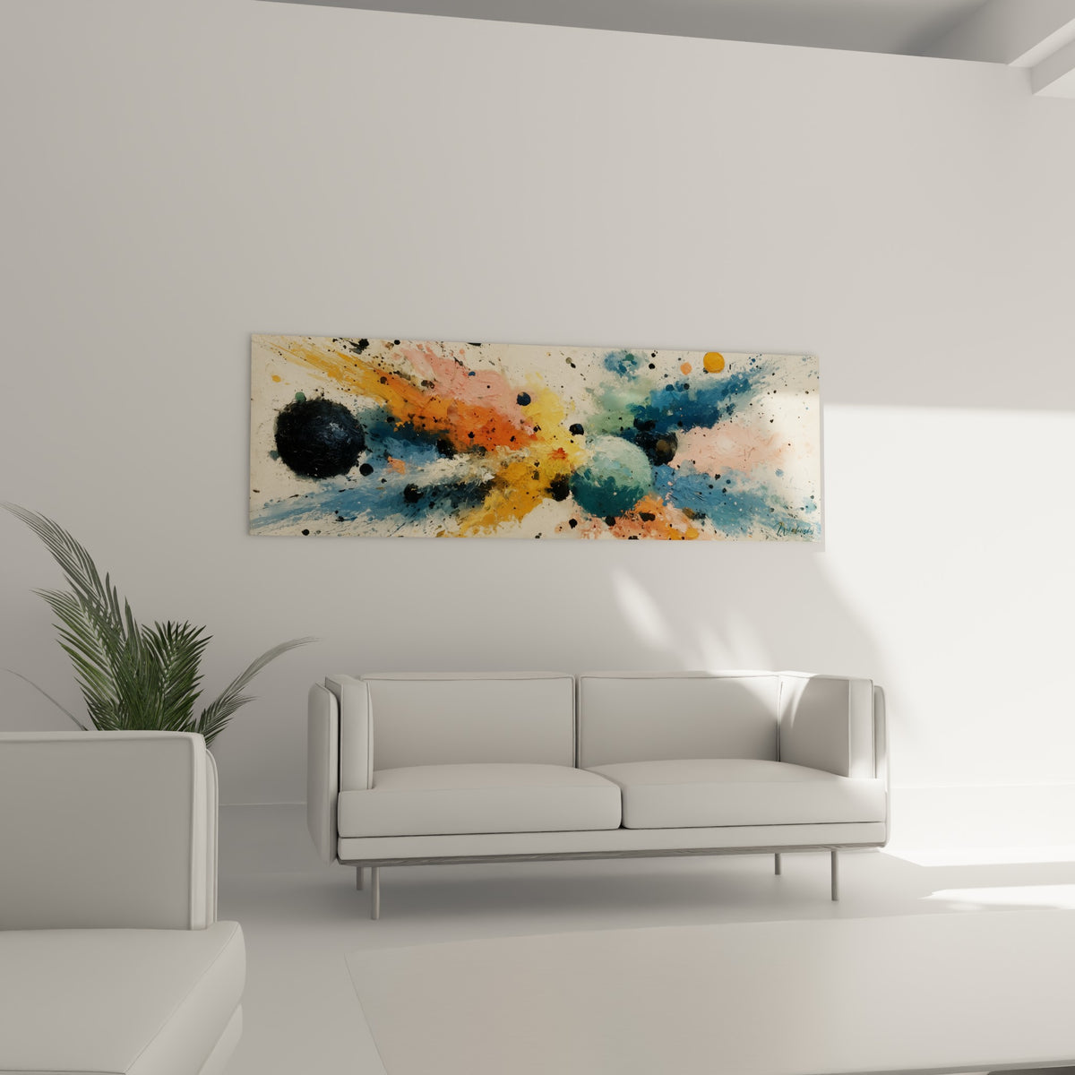 Composition sphérique terracotta et bleu pétrole placée au-dessus d'un canapé dans un salon lumineux