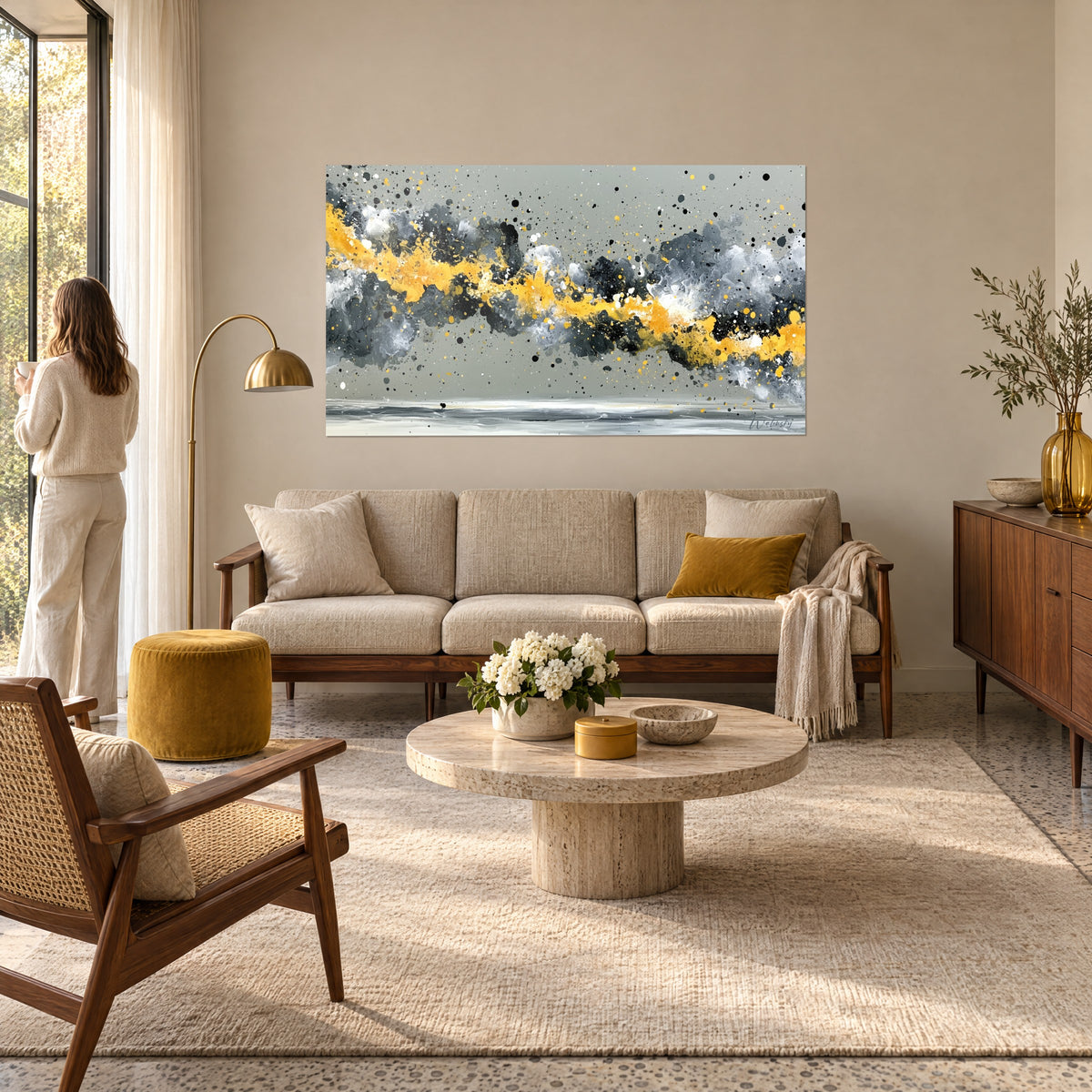 Quadro con una scia dorata che ondeggia su nuvole antracite e grigie, gocce nere, sopra un divano in un soggiorno luminoso