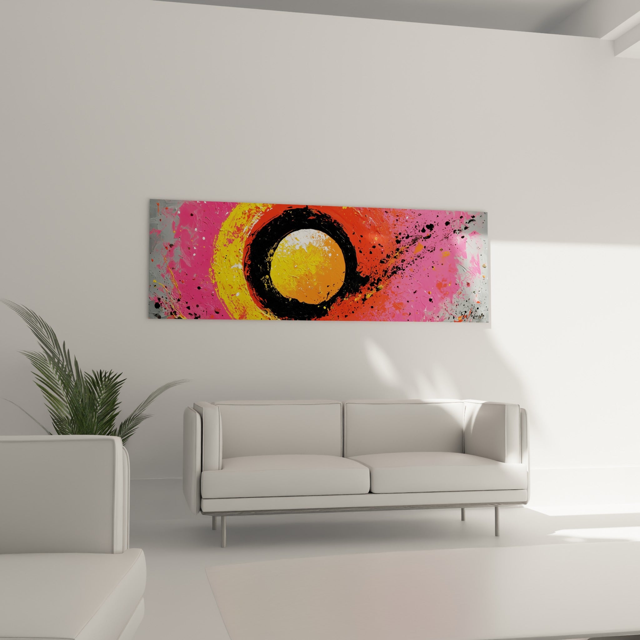 Cercle doré cerné de noir sur fond gris et rose vif, au-dessus d'un canapé dans un salon lumineux