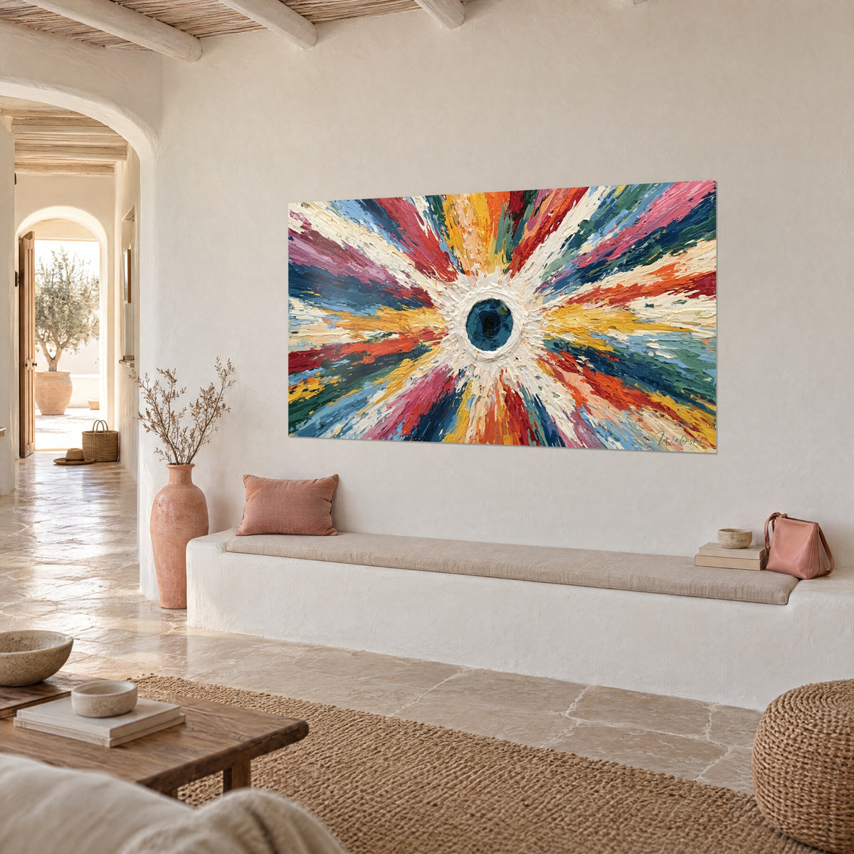 Tableau soleil éclatant en coups de couteau orange, vert sapin et blanc crème, œil sombre au centre, sur un mur chaulé en vue de trois-quarts