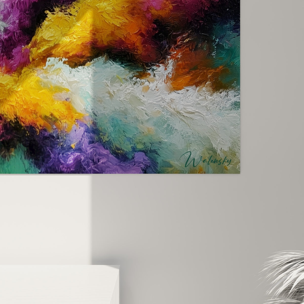 Matière épaisse et coulures de blanc, doré et turquoise visibles en gros plan sur cette toile abstraite