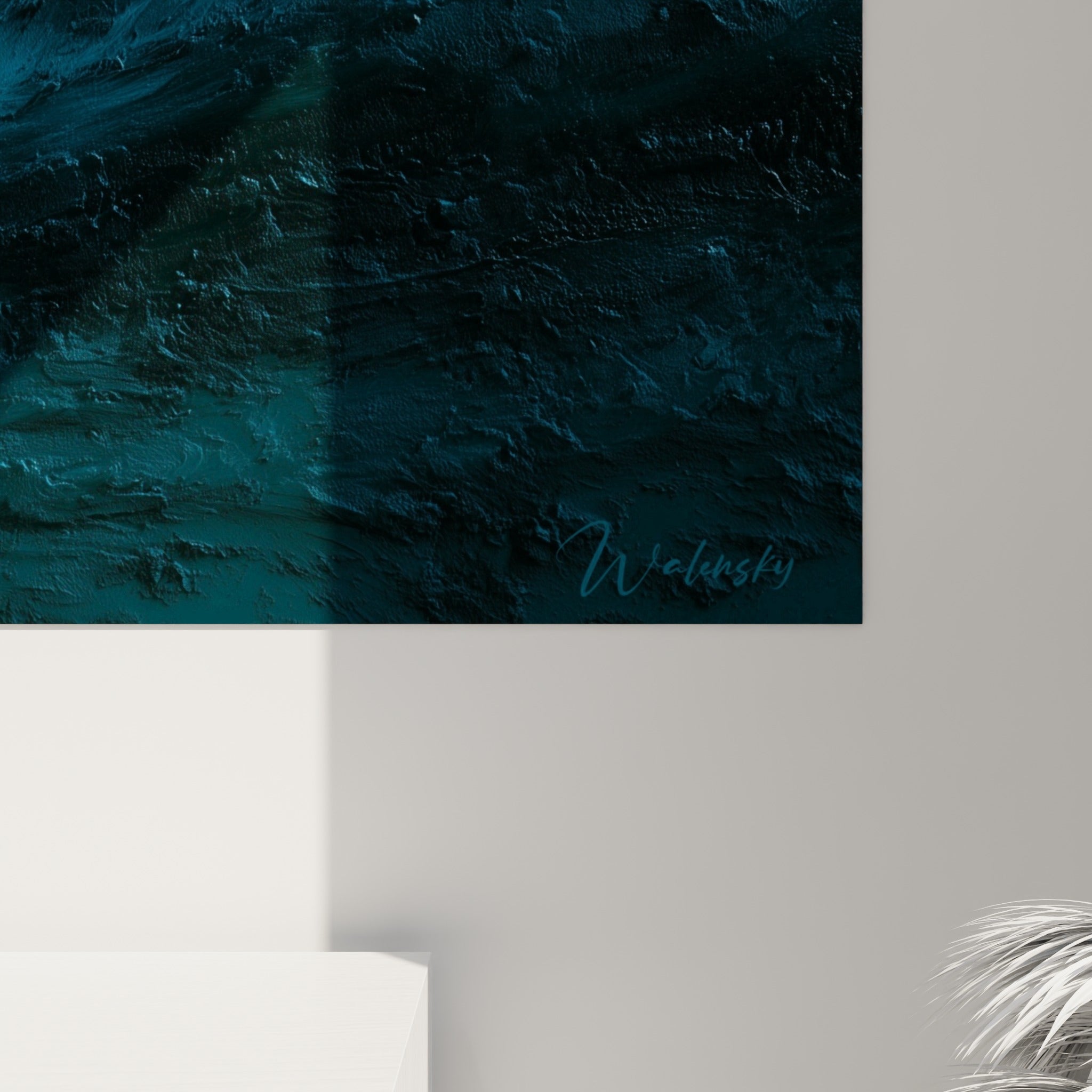 Empâtements épais mêlant bleu marine, rose fuchsia et jaune doré dans une matière texturée intense