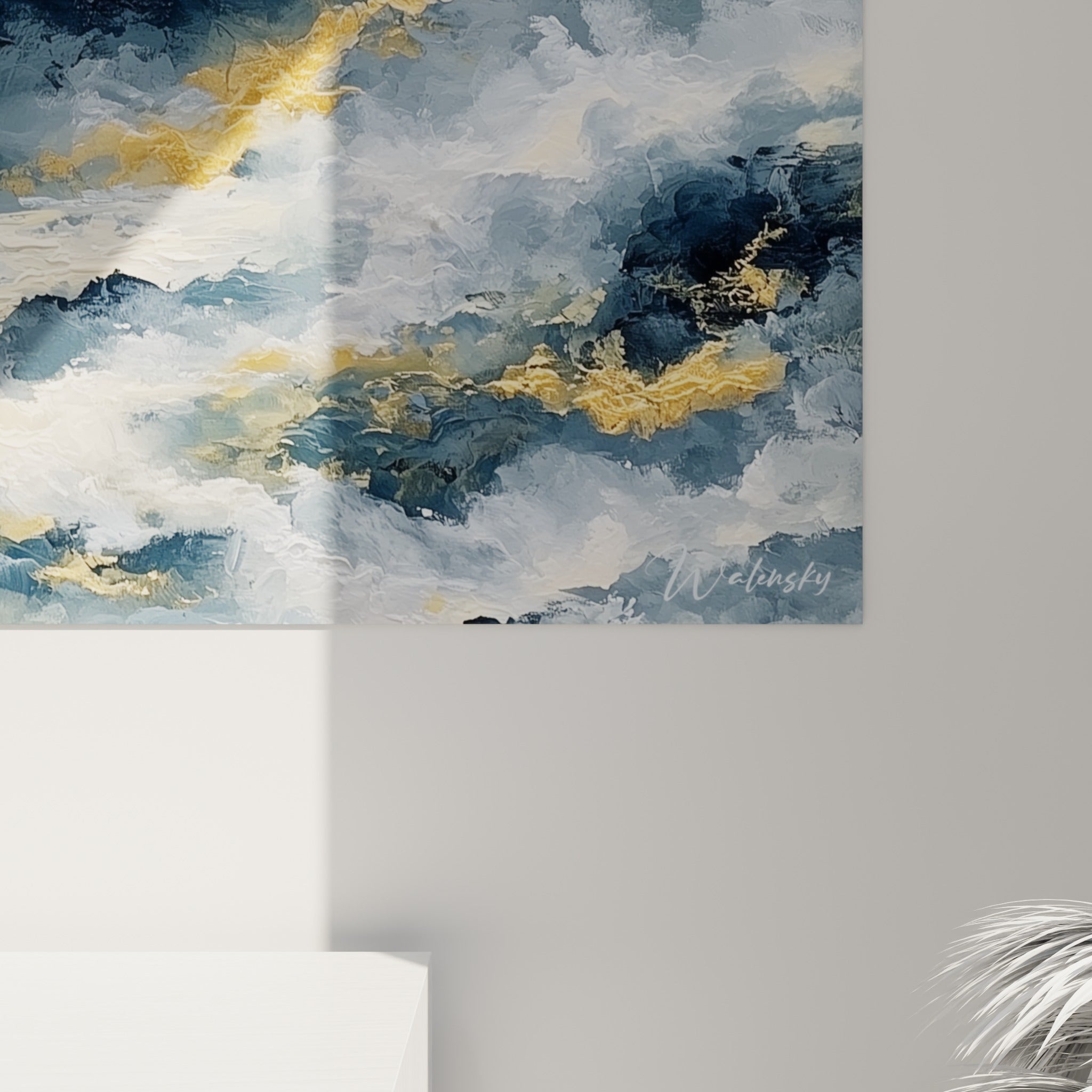 Empâtements texturés bleu marine et filaments dorés se mêlant au blanc cassé, matière picturale visible de près