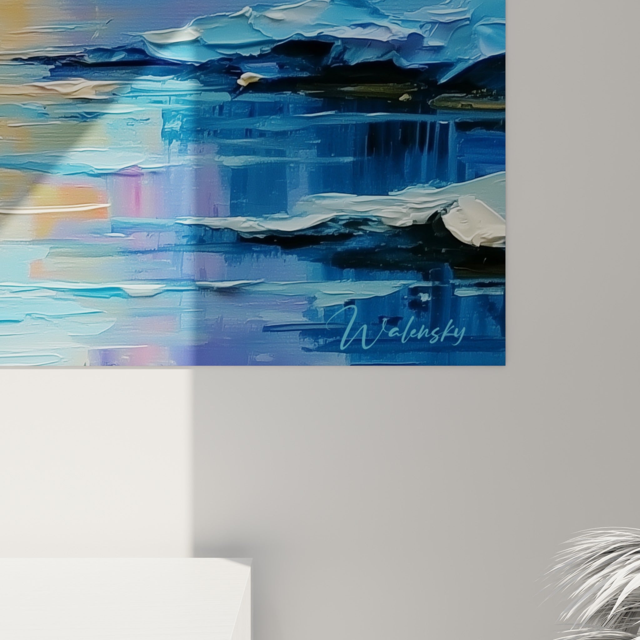 Empâtements épais bleu marine et orangé, matière reliefée et coulures dorées sur la toile