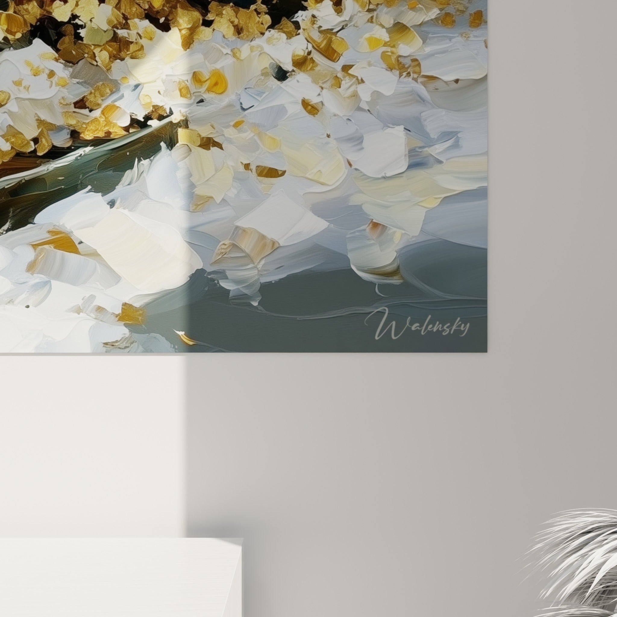Matière épaisse et coulures dorées se mêlant au gris anthracite, détail rapproché du style peinture abstrait