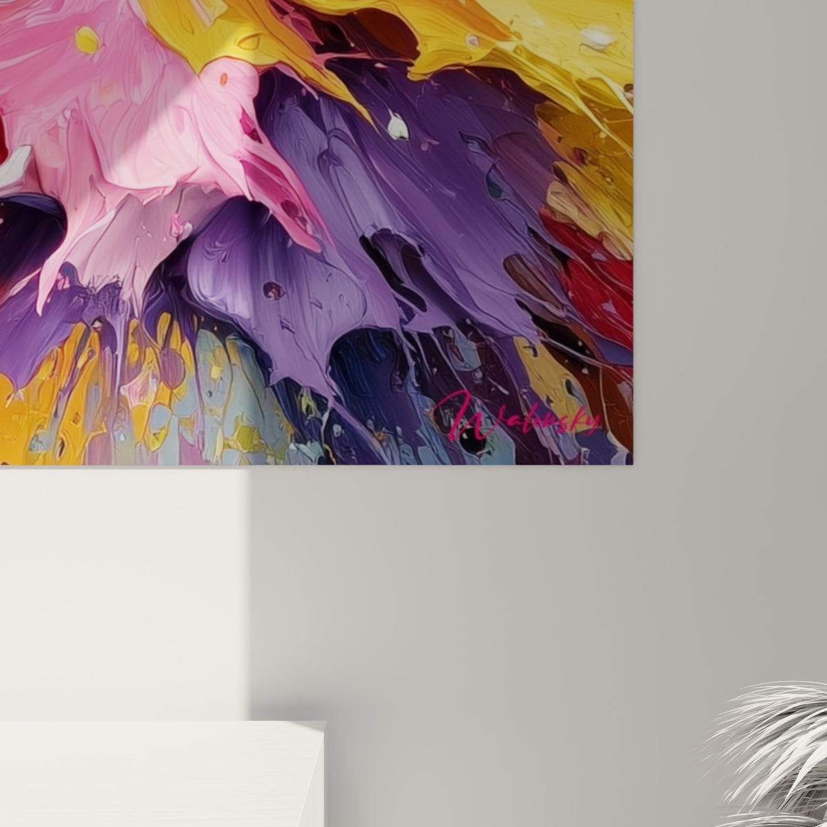 Matière picturale épaisse mêlant rose vif, violet sombre et coulures dorées, visible en angle sur la toile accrochée