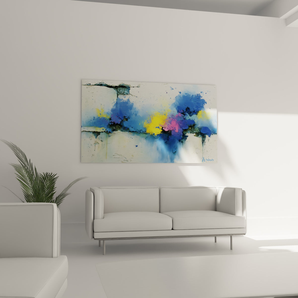 Composition abstraite bleu profond et rose fauve suspendue au-dessus d'un canapé dans un salon lumineux