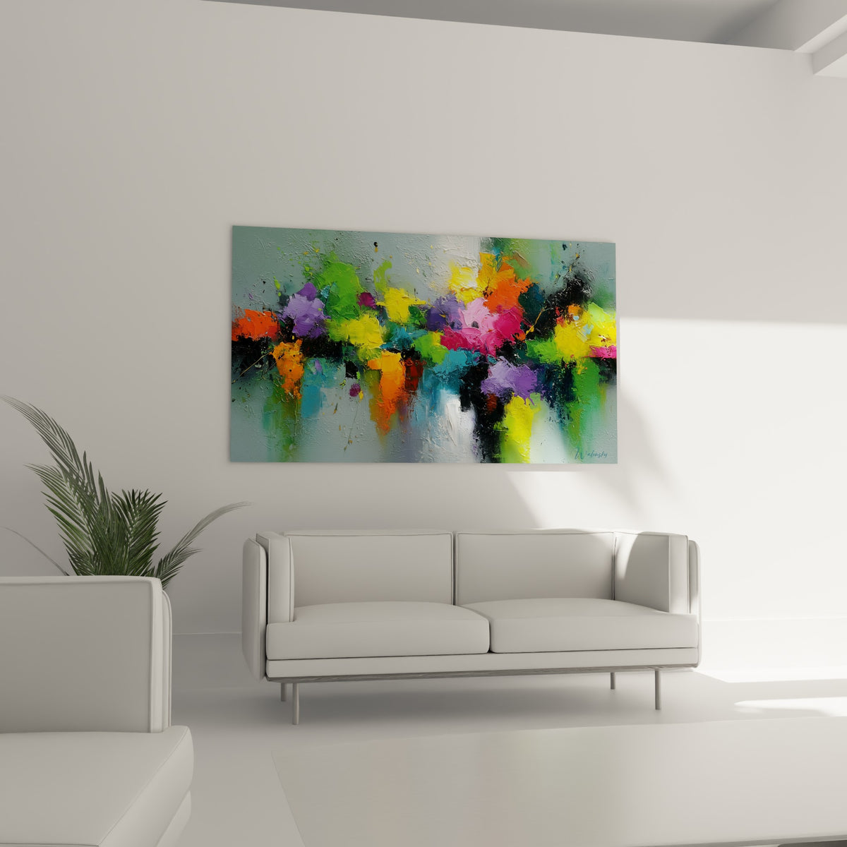 Explosion florale fuchsia et jaune, style Peinture abstrait, au-dessus d'un canapé dans un salon lumineux
