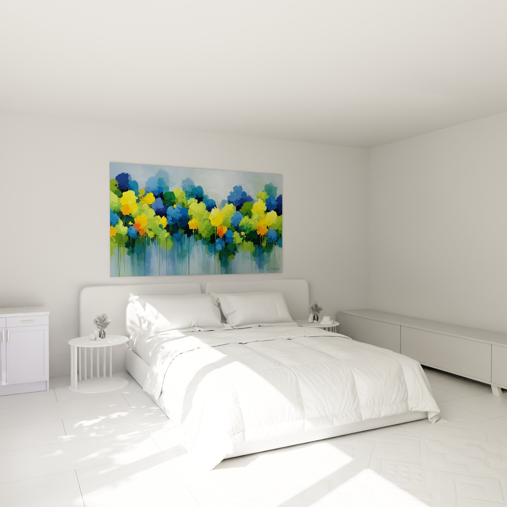 Frondaisons colorées en bleu et jaune ocre accrochées au-dessus d'un lit dans une chambre claire