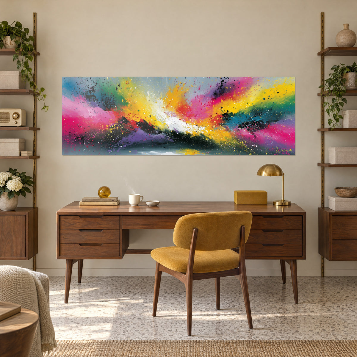 Tableau jaillissement de touches rose vif et jaune d'or, gouttelettes blanches sur fond gris, au-dessus d'un bureau en bois