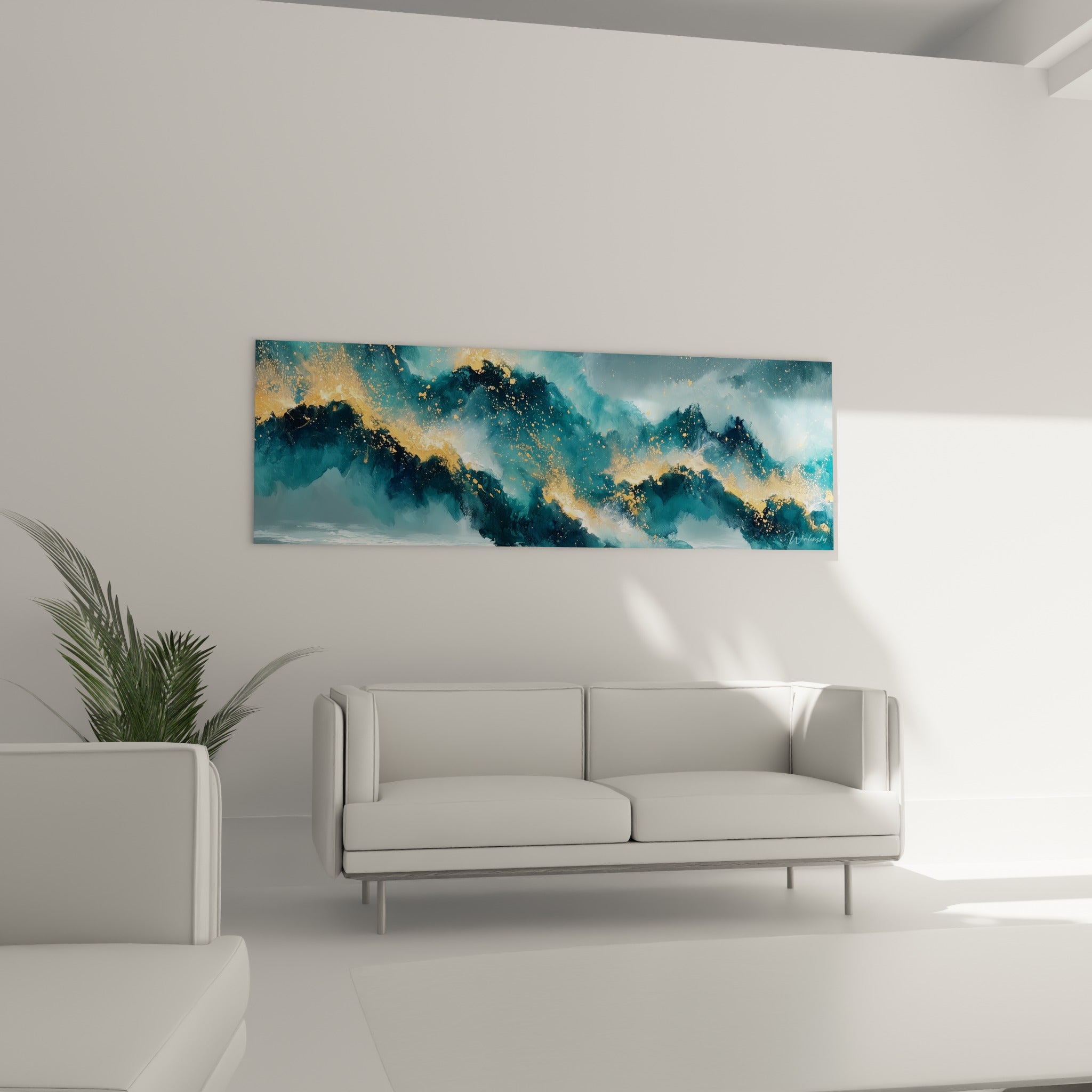Houle bleu-gris traversée de lumière dorée placée au-dessus d'un canapé dans un salon lumineux