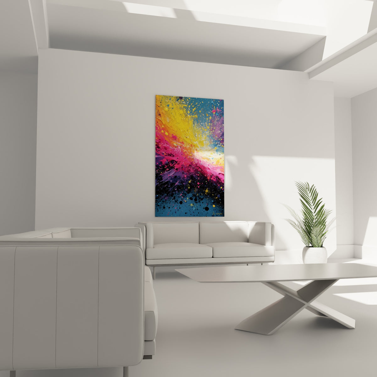 Jaillissement coloré mêlant orange, fuchsia et bleu profond, suspendu au-dessus d'un canapé dans un salon lumineux