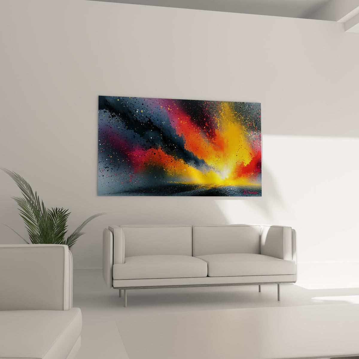 Jaillissement orange et pourpre du style Peinture abstrait au-dessus d'un canapé dans un salon lumineux