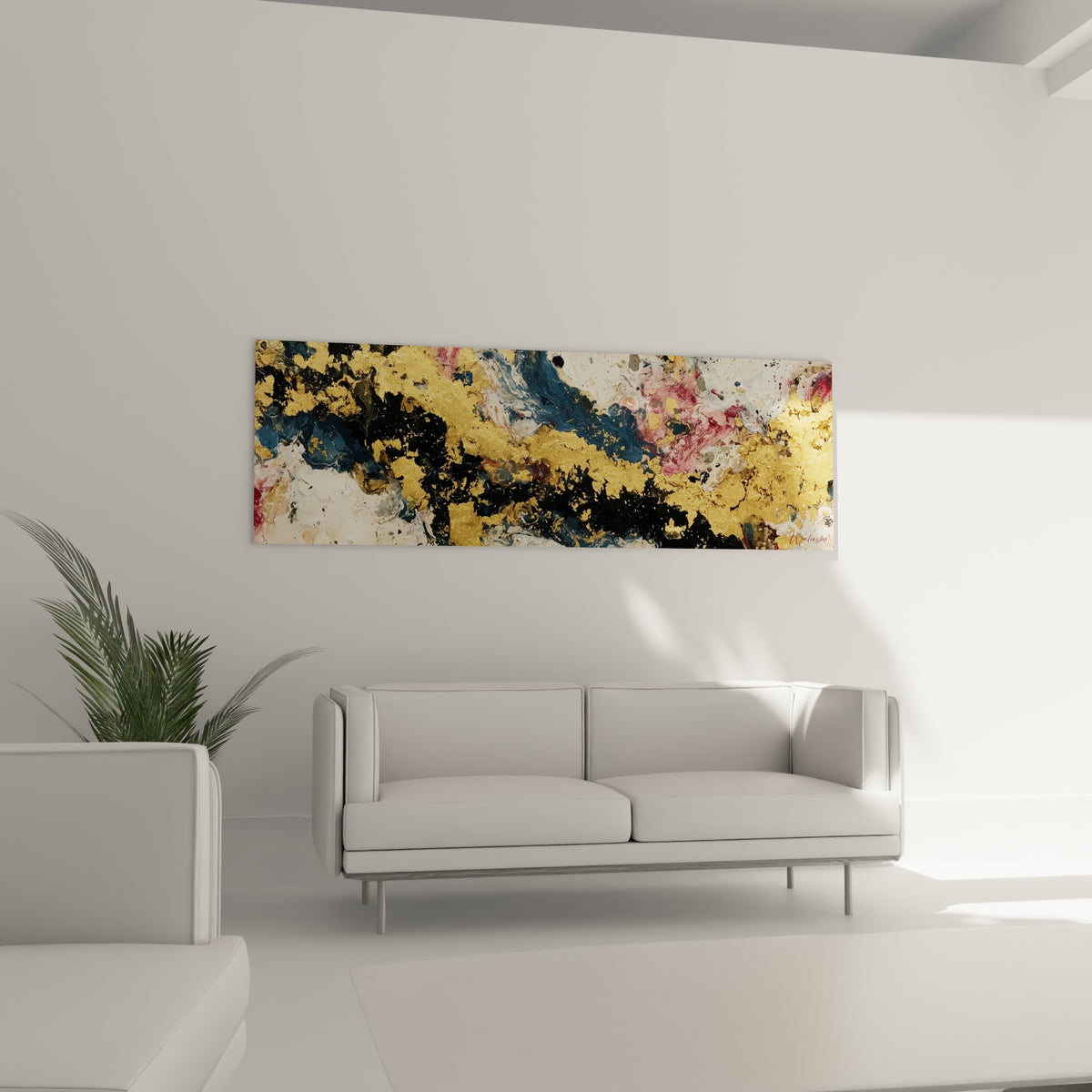 Veine dorée sur fond bleu marine du style Peinture abstrait suspendue au-dessus d'un canapé dans un salon lumineux