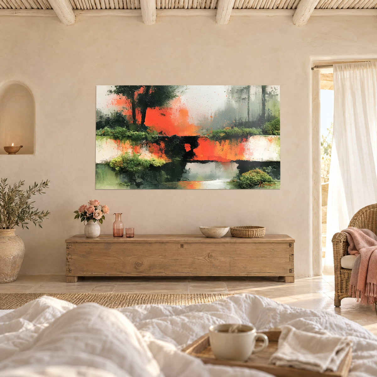 Tableau bosquet sombre sur nappe rouge-orangé et mousses vert tendre, au-dessus d'un lit dans une chambre claire