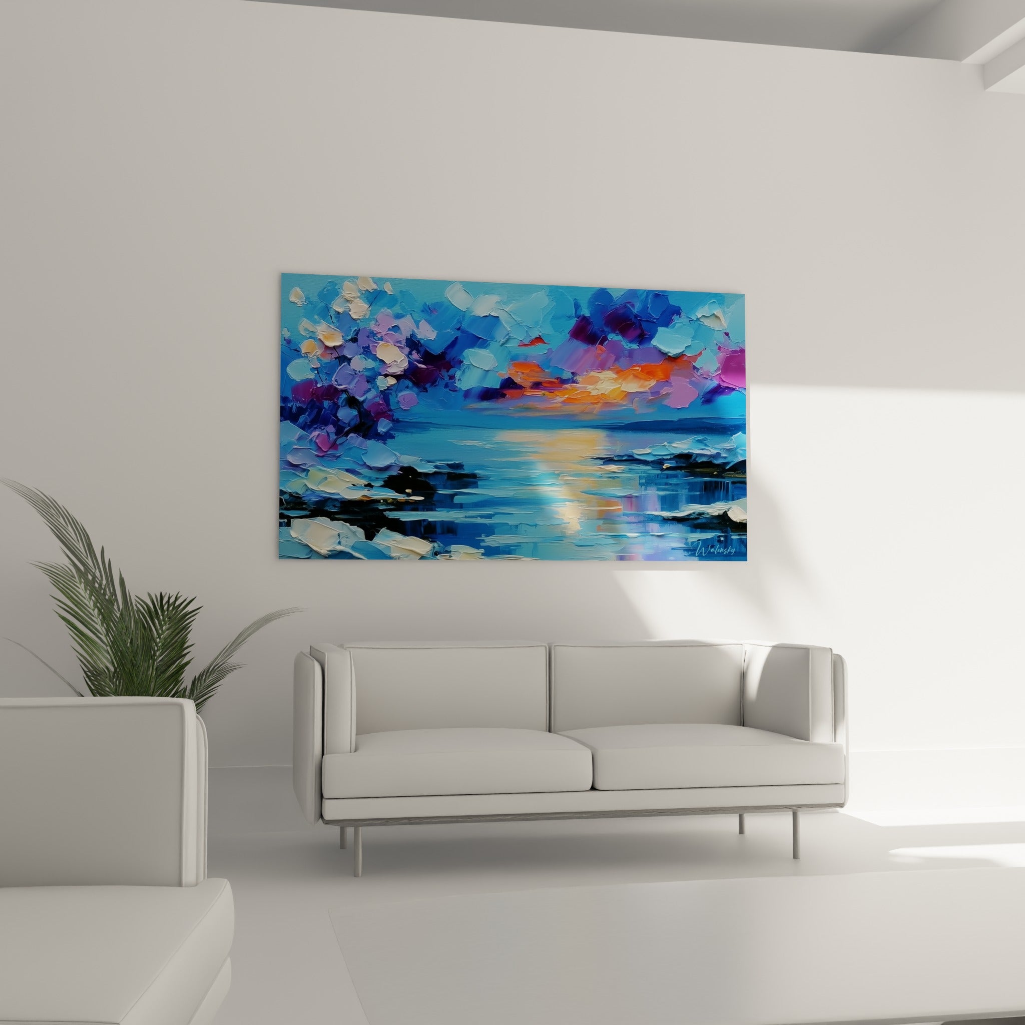 Coucher de soleil doré sur eau bleu marine, touches violettes, au-dessus d'un canapé dans un salon lumineux