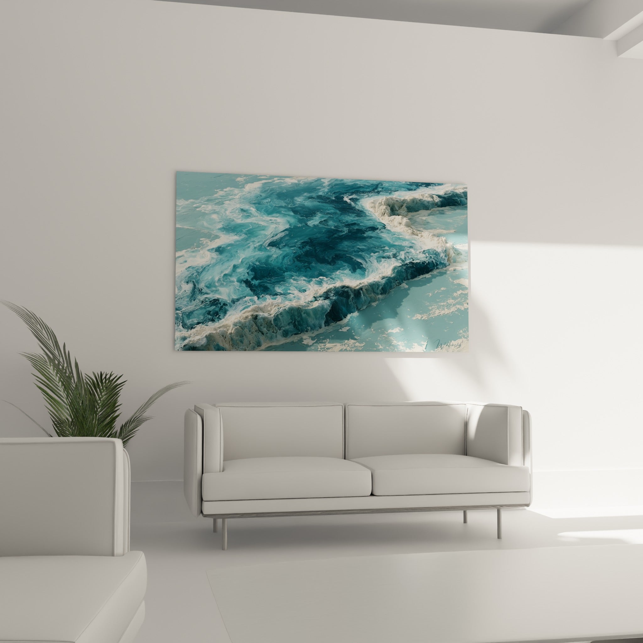 Remous bleu marine et blanc du style peinture abstrait au-dessus d'un canapé dans un salon lumineux