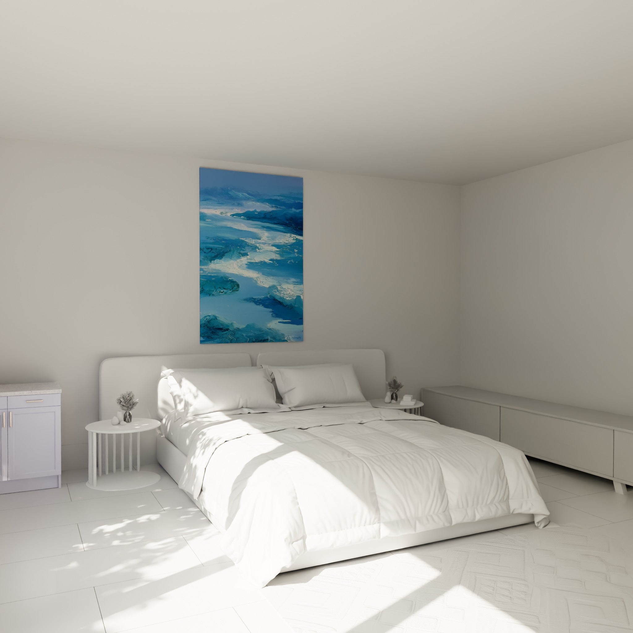 Rochers bleu marine et écume blanche peints en relief, accrochés au-dessus d'un lit dans une chambre claire