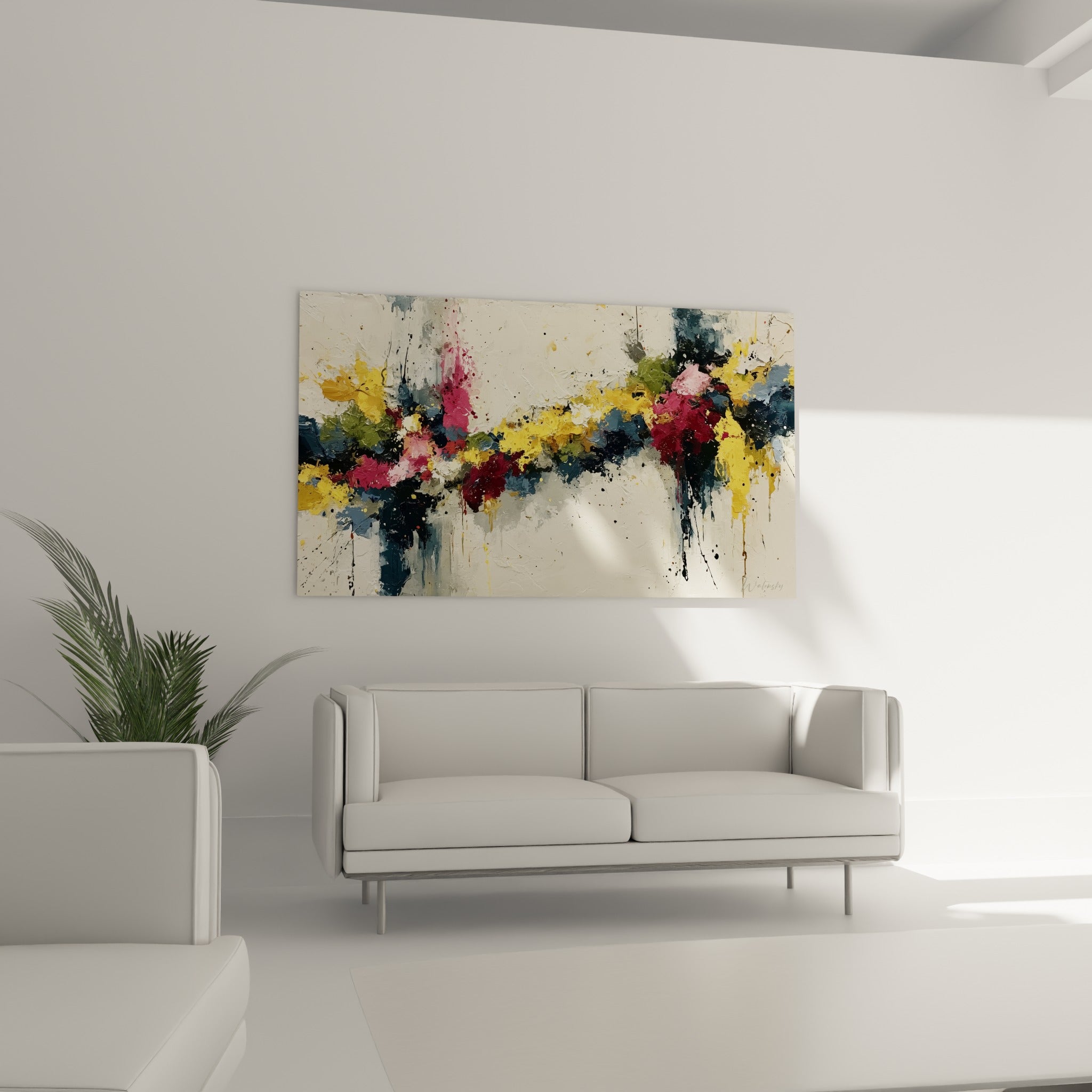 Traînée florale bleu marine et rose d'un tableau style peinture abstrait au-dessus d'un canapé dans un salon lumineux