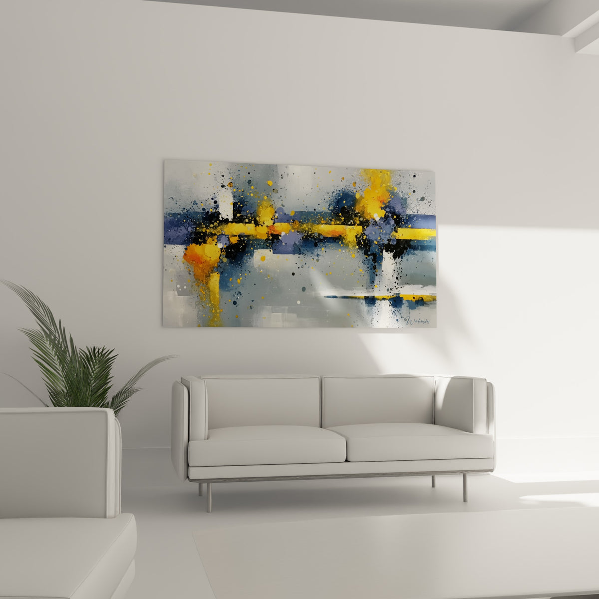 Bandes bleu marine et éclats jaunes du tableau style Peinture abstrait au-dessus d'un canapé dans un salon lumineux