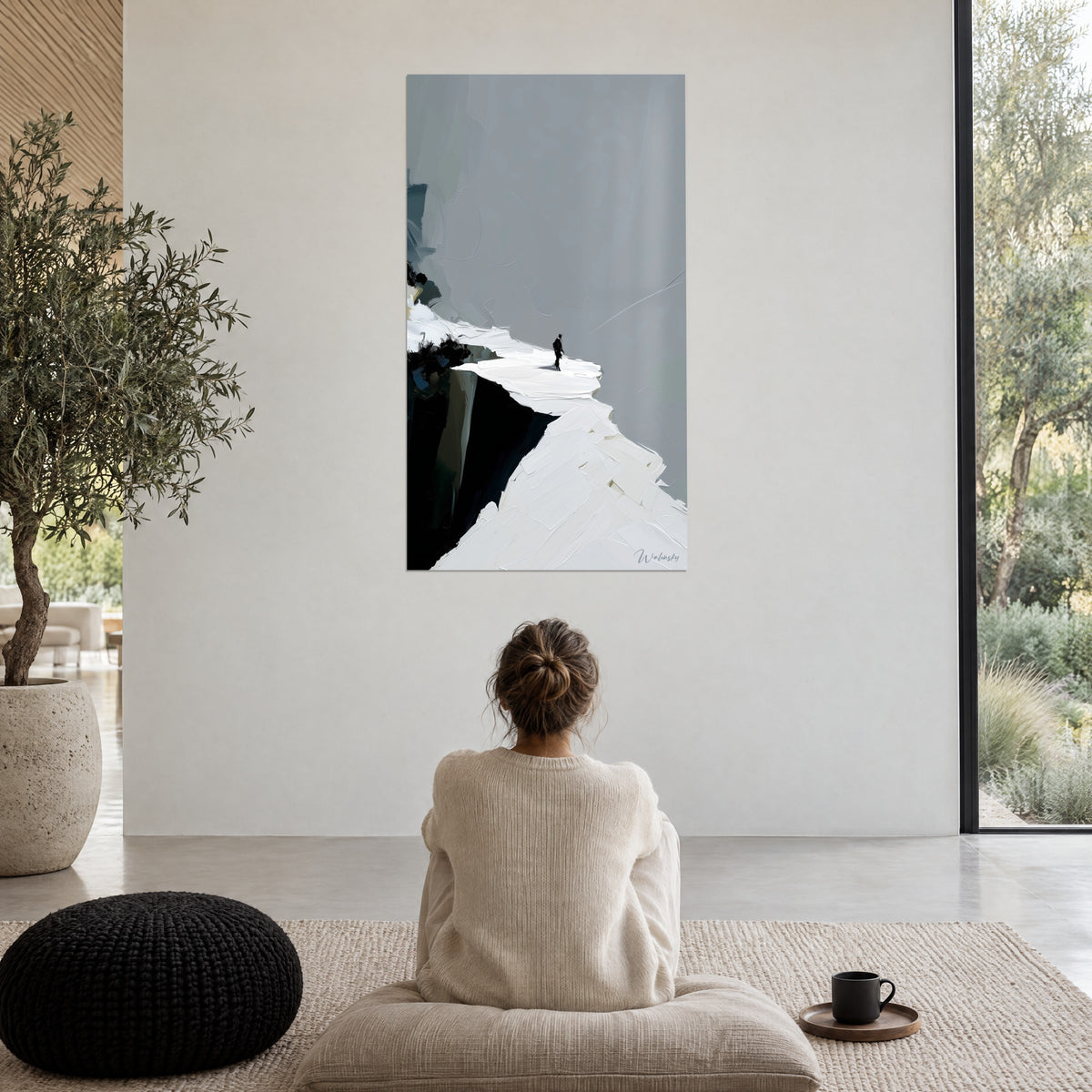 Quadro cresta bianca testurizzata che domina un abisso scuro, minuscola sagoma nera su fondo grigio, ampio ambiente vetrato