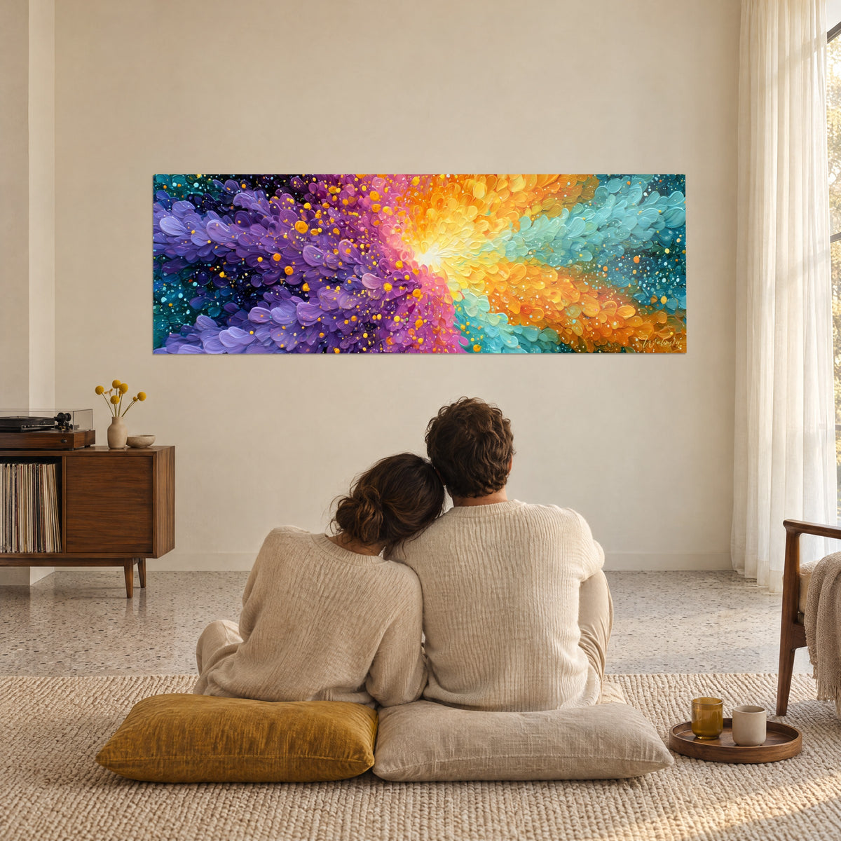 Tableau spirale de pétales peints aux tons améthyste, safran et aqua, au-dessus d'un couple de dos assis sur des coussins moutarde