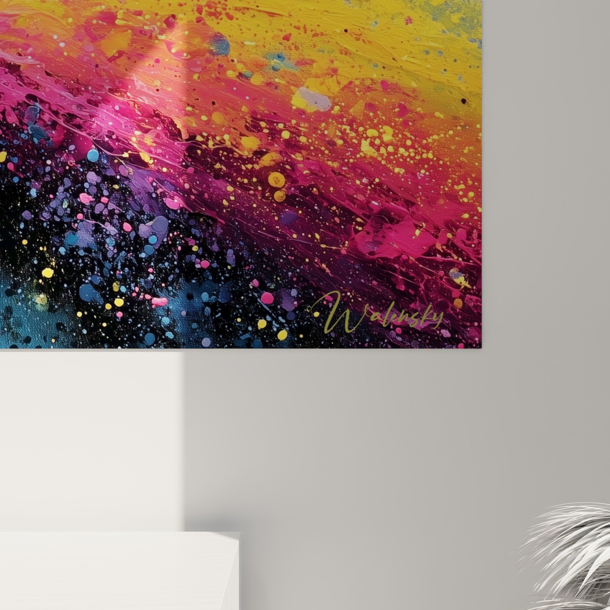Empâtements et coulures de peinture jaune, rose et bleu marine se mêlant en gros plan