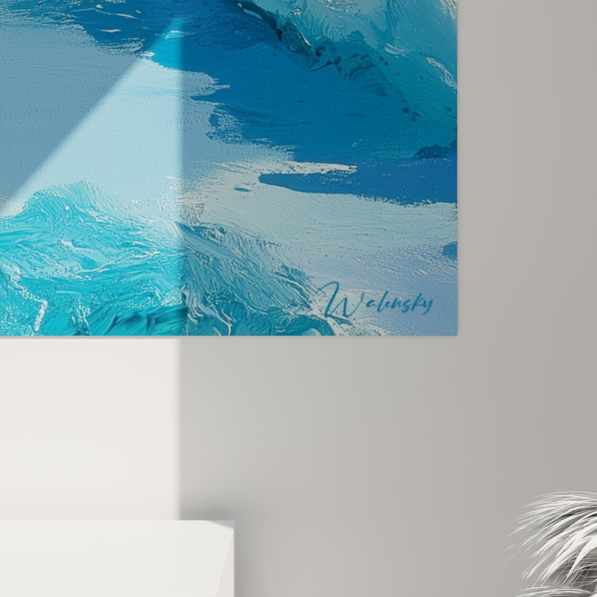 Empâtements blancs et bleu profond se croisant en surface, révélant le grain et les coulures de la peinture