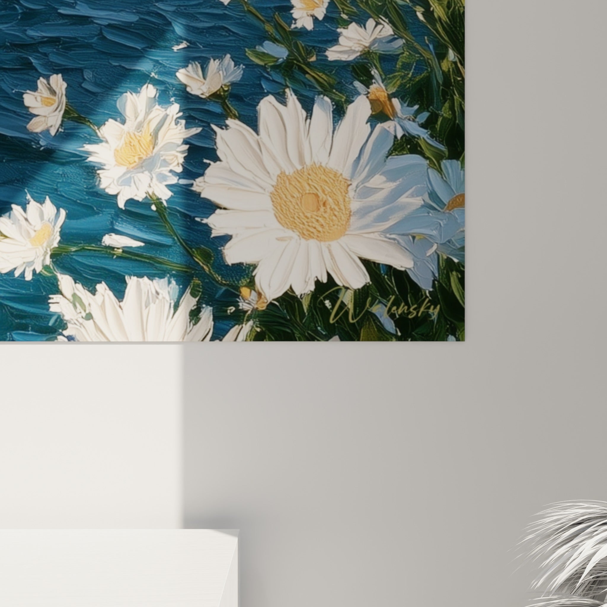 Empâtements épais du bleu marine et du blanc des marguerites, coulures et grain visibles sur la toile