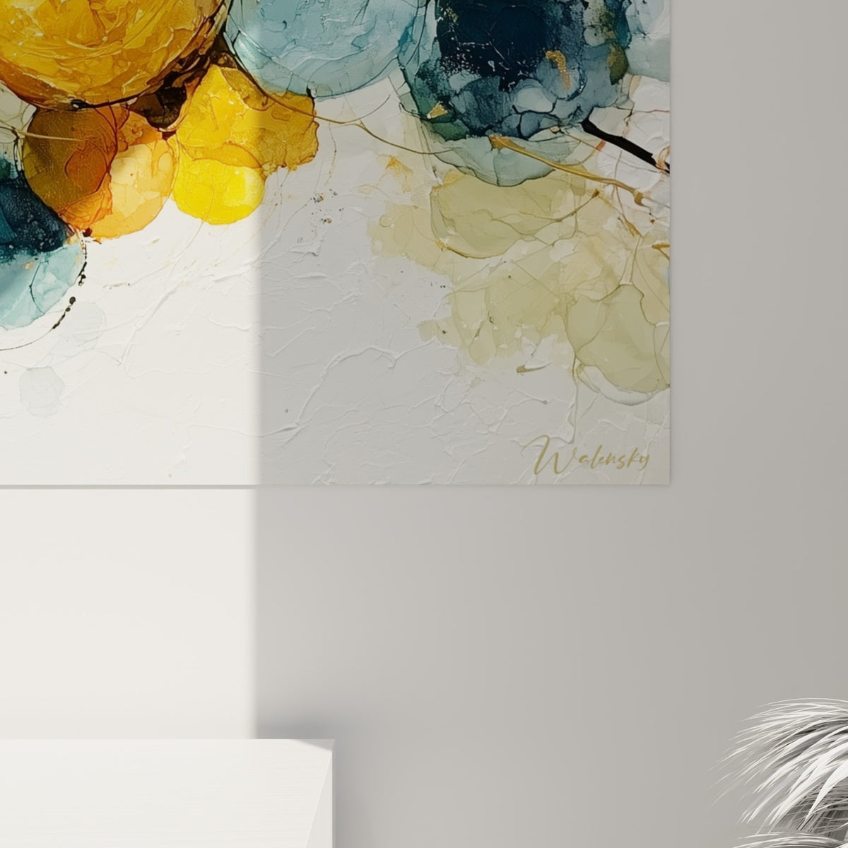 Empâtements dorés et coulures d'encre bleu pétrole et jaune moutarde visibles en gros plan sur la toile