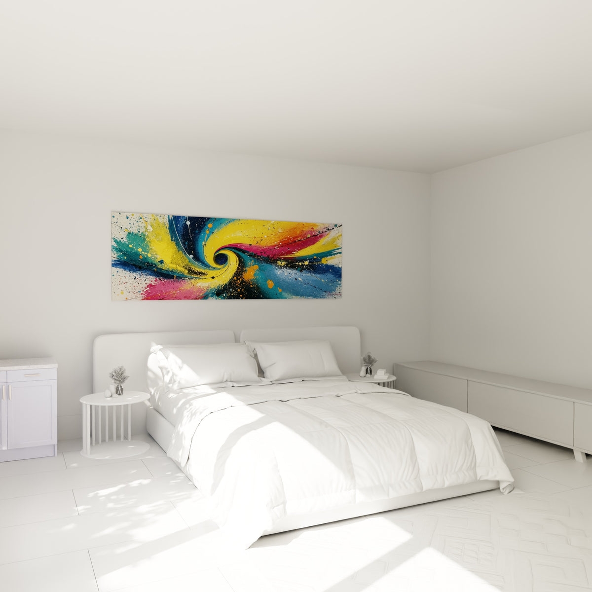 Tourbillon jaune vif et bleu ciel accompagné d'éclats roses, au-dessus d'un lit dans une chambre claire