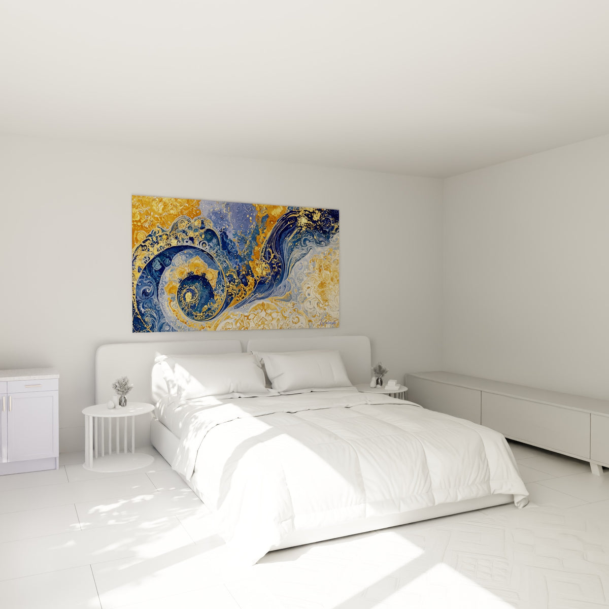 Vagues bleu marine et dorées enroulées en spirale, tableau accroché au-dessus d'un lit dans une chambre claire
