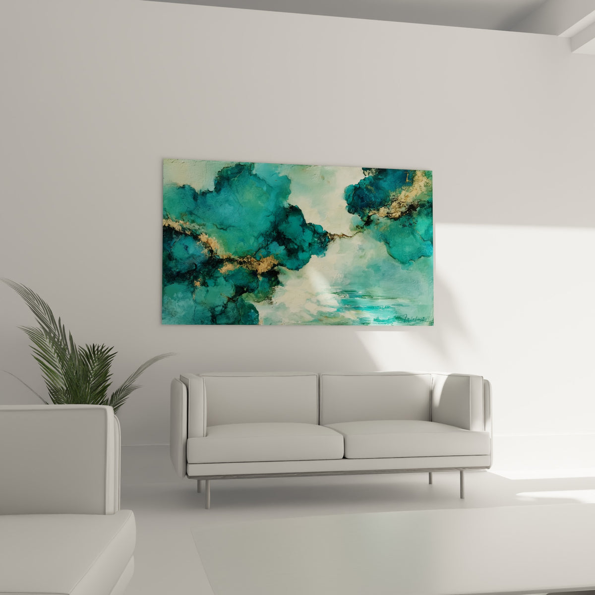 Vagues minérales turquoise et anthracite veinées d'or, style peinture abstrait au-dessus d'un canapé dans un salon lumineux