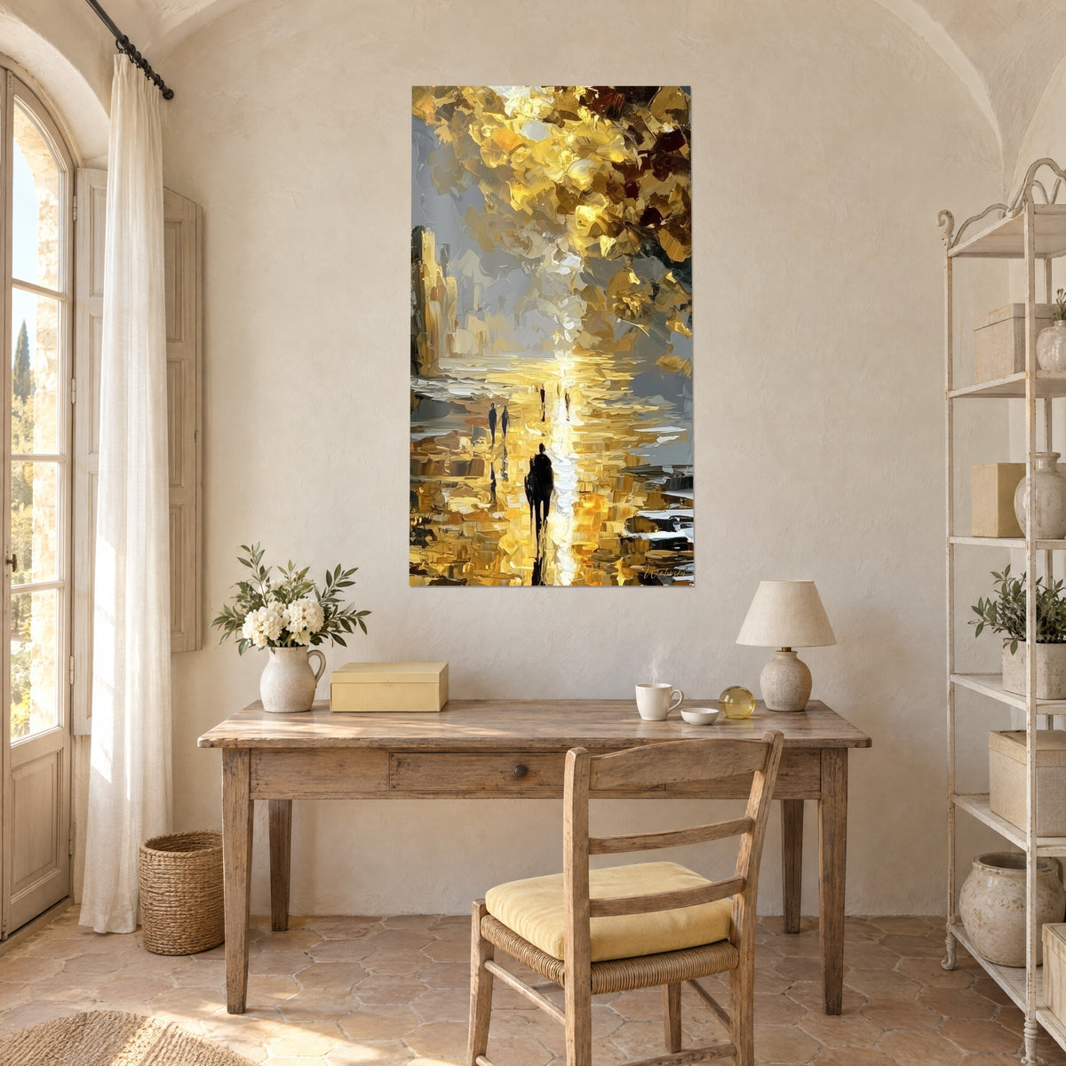 Tableau ville dorée sous l'averse, coups de couteau jaune et gris bleuté, au-dessus d'un bureau en bois clair