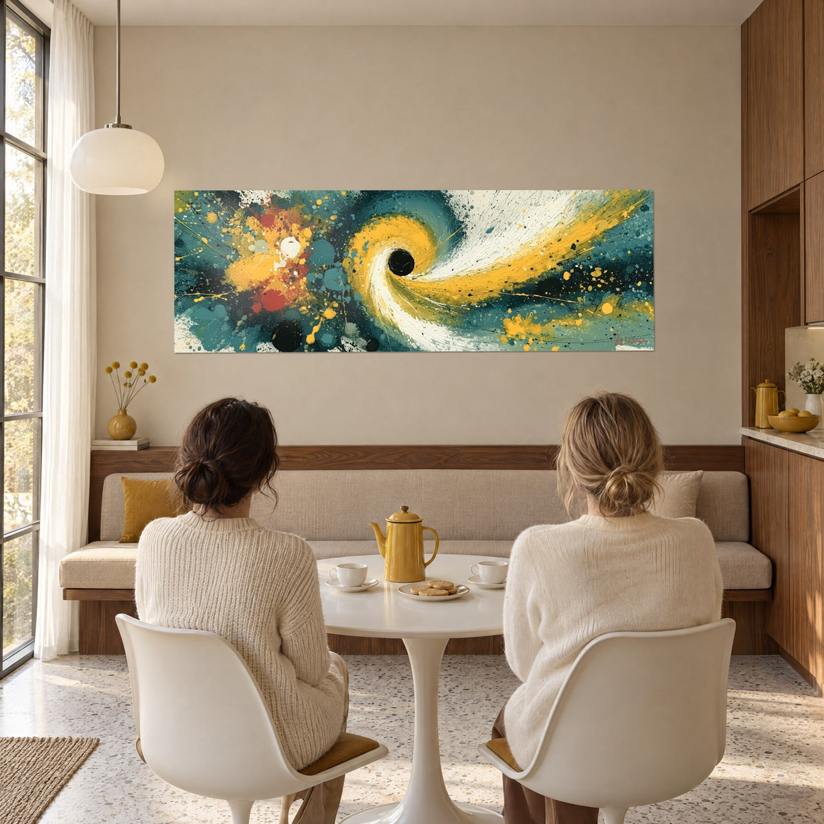 Tableau trou noir cerné de coulées jaune safran et ivoire, éclats turquoise, deux femmes de dos attablées dans un séjour clair