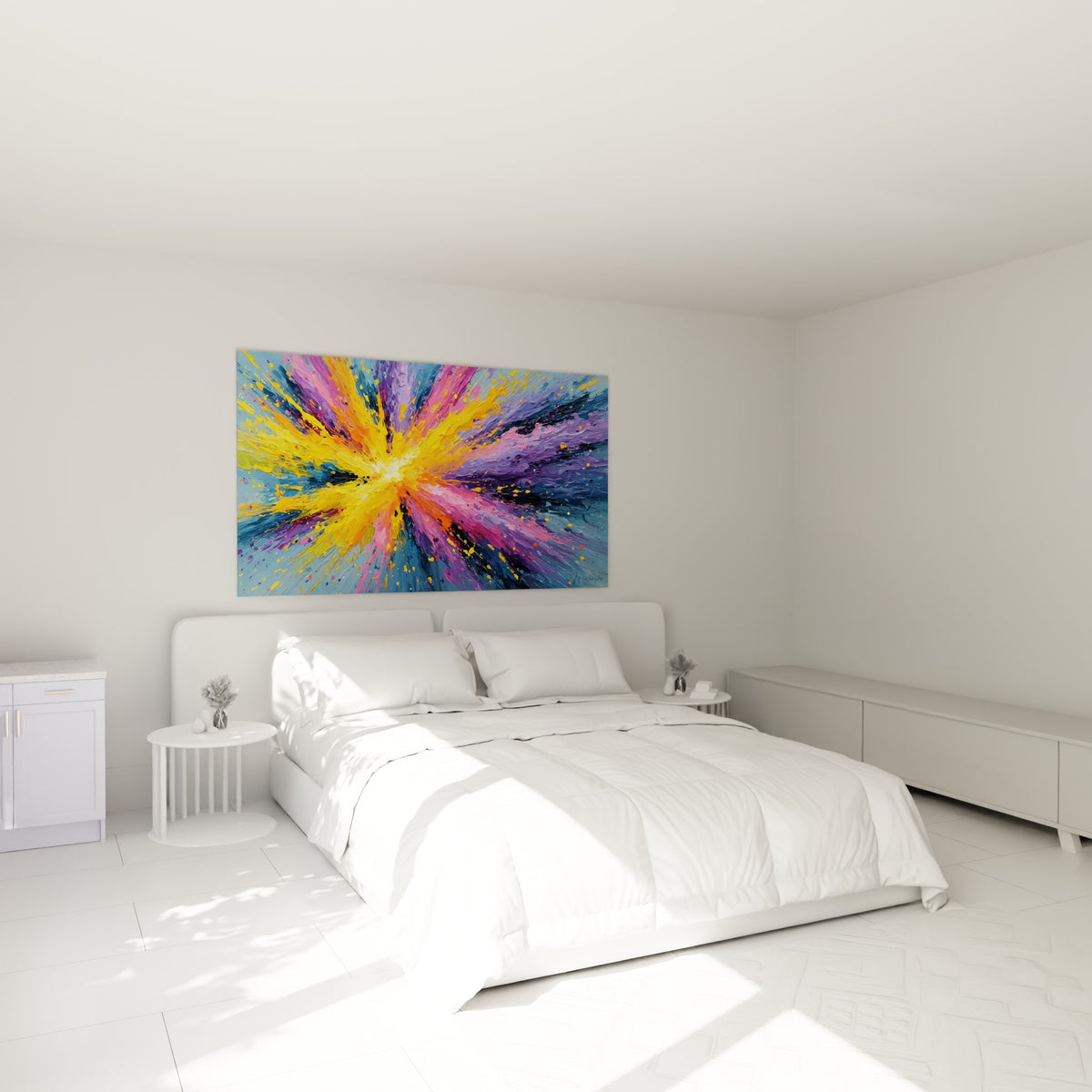 Toile éclatante jaune et bleu marine style Peinture abstrait au-dessus d'un lit dans une chambre claire