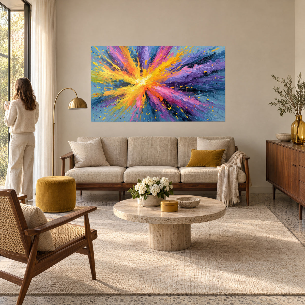 Schilderij zonnige uitbarsting in goudgeel en fuchsiaroze in dik impasto, een vrouw van achteren, boven een bank in een lichte woonkamer