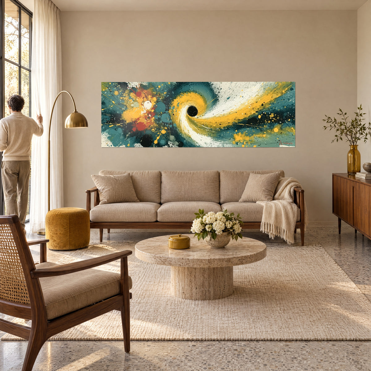 Tableau spirale dorée tourbillonnant autour d'un disque noir, éclats bleu canard et rouge, au-dessus d'un canapé dans un salon lumineux